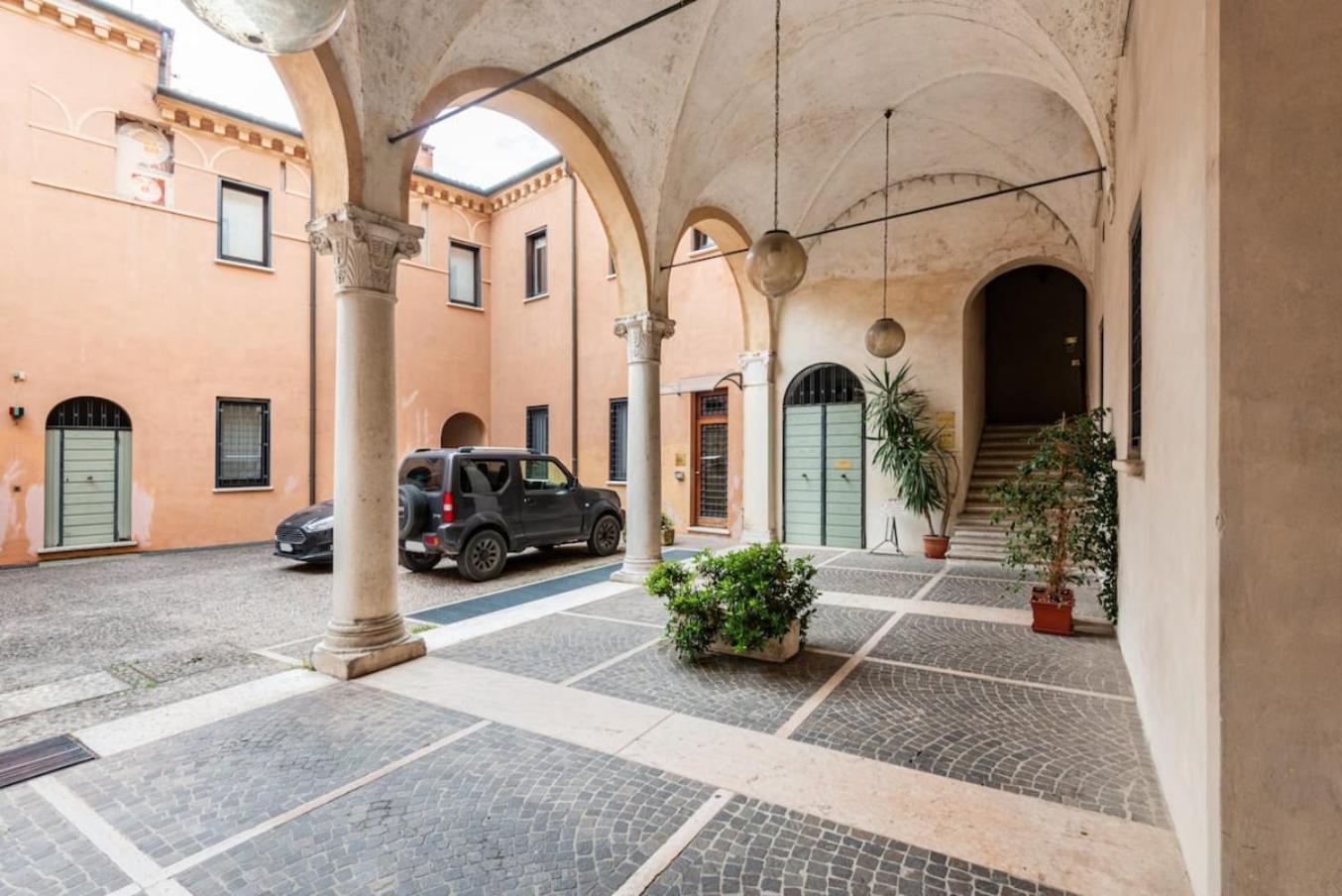 דירות מאנטובה Residenza Palazzo Petrozzani מראה חיצוני תמונה